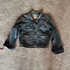 Levi’s denim jacket s/ch excellent condition. Can also be worn by petite…